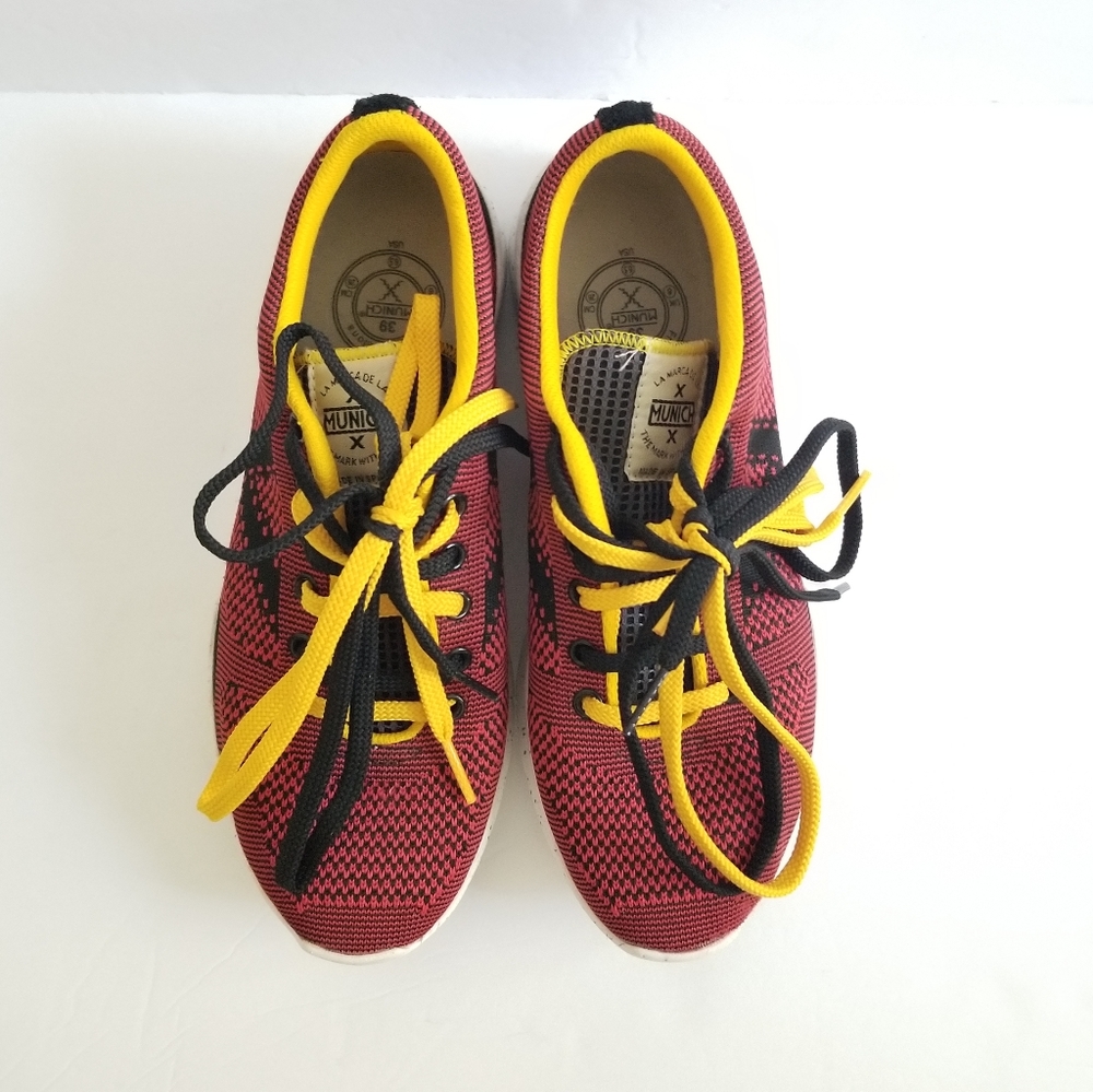 Munich Red Low Top Big Kids Sneakers Size 39 UK 6 US 6.5 - Picture 3 of 9
